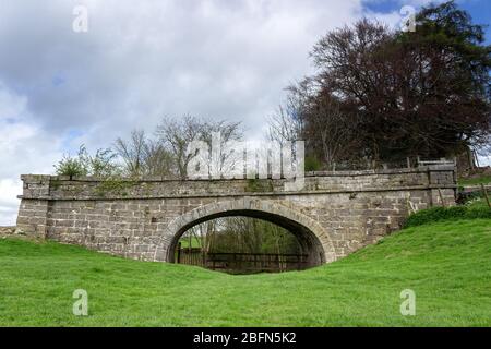 Pont de Sedgwick Hill sur le canal de Lancaster (maintenant rempli), Cumbria. Construit en 1818 par John Fletcher. Banque D'Images