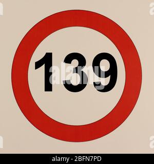 Illustration des Straßenverkehrszeichens 'maximum Geschwindigkeit 139 km pro Stunde' Banque D'Images