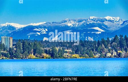 Bâtiment de grande taille Maisons quartiers résidentiels Lac Washington neige capping Cascade montagnes Bellevue Washington Banque D'Images