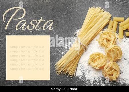 Différentes pâtes avec farine sur table grise. Concept de cuisine italienne. Mot PÂTES sur fond. Banque D'Images