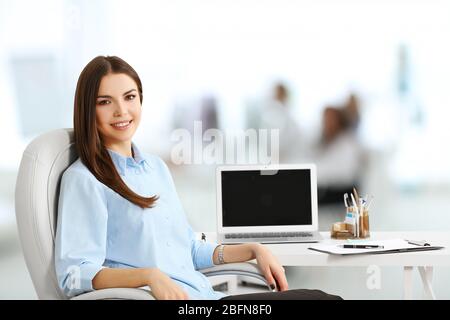 Jeune femme travaillant au bureau moderne. Concept d'entreprise. Banque D'Images