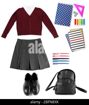 Uniforme scolaire féminin avec sac à dos sur fond blanc. Concept de set scolaire tendance. Banque D'Images