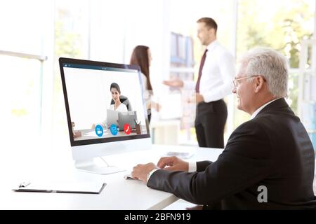 Conférence vidéo homme avec avocat sur ordinateur. Concept d'appel vidéo et de service en ligne. Banque D'Images