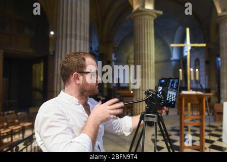 *** STRICTEMENT AUCUNE VENTE AUX MÉDIAS OU ÉDITEURS FRANÇAIS - DROITS RÉSERVÉS *** 12 avril 2020 - Paris, France: Les prêtres catholiques tiennent la messe de Pâques dans l'église Saint-Médard dans le sud de Paris. En raison du verrouillage du coronavirus, l'église était complètement vide, sauf pour les six prêtres, un vidéaste, le joueur d'orgue et l'épouse du diacre. Ce dernier est en fait le seul 'public' de la masse. Célébration de la messe de Paques dans l'eglise Saint-Médard. L'eglaise est complètement vide du fait du confinement contre l'épidemie de Covid-19. Six hommes d'une police la cérémonie, un paroissien videogr Banque D'Images