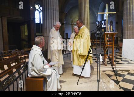 *** STRICTEMENT AUCUNE VENTE AUX MÉDIAS OU ÉDITEURS FRANÇAIS - DROITS RÉSERVÉS *** 12 avril 2020 - Paris, France: Les prêtres catholiques tiennent la messe de Pâques dans l'église Saint-Médard dans le sud de Paris. En raison du verrouillage du coronavirus, l'église était complètement vide, sauf pour les six prêtres, un vidéaste, le joueur d'orgue et l'épouse du diacre. Ce dernier est en fait le seul 'public' de la masse. Célébration de la messe de Paques dans l'eglise Saint-Médard. L'eglaise est complètement vide du fait du confinement contre l'épidemie de Covid-19. Six hommes d'une police la cérémonie, un paroissien videogr Banque D'Images