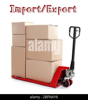 IMPORTATION/EXPORTATION de texte et palette de camions avec des boîtes en carton sur fond blanc. Concept de vente en gros et de logistique. Banque D'Images