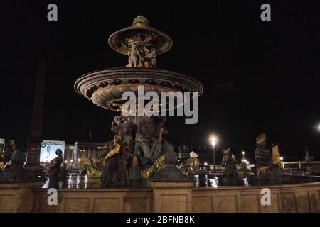 Fontaine maritime et Obélisque place de la Concorde Banque D'Images