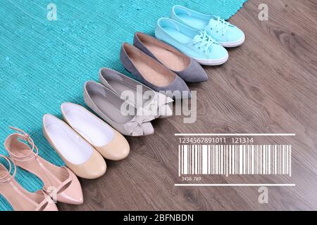 Chaussures de mode pour femme sur moquette. Code-barres en arrière-plan. Concept de vente en gros et au détail. Banque D'Images