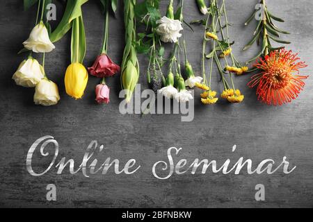 Séminaire en LIGNE avec fleurs sur fond gris. Concept de tutoriel de conception florale et florale. Banque D'Images