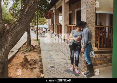 Un couple cubain s'embrasse devant le café de 3 J (Tres Jotas), Vinales, Cuba Banque D'Images