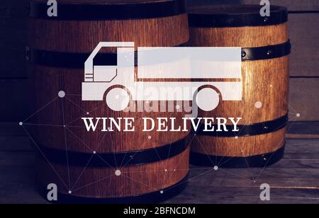 Fûts de vin dans la cave. Texte LIVRAISON VIN et icône camion sur fond Banque D'Images
