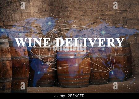 Fûts de vin dans la cave. Livraison de vin texte et carte du monde sur fond Banque D'Images