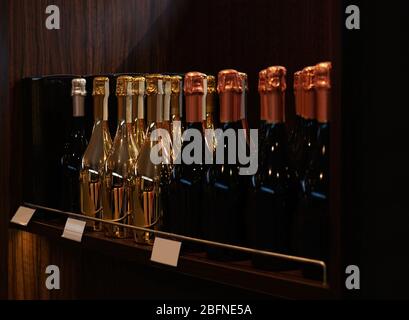 Bouteilles de vin sur une étagère en bois dans un magasin de spiritueux Banque D'Images