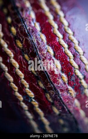 Image macro de la couture sur un ballon de cricket Banque D'Images