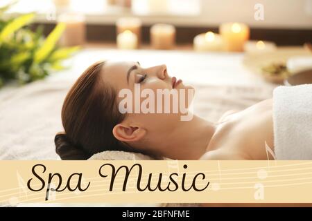 Concept de musique spa. Jeune femme se reposant après un massage Banque D'Images