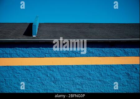 Bâtiment bleu de la maison de la Cendrillon avec une bande horizontale jaune contre un ciel bleu Banque D'Images
