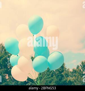 Ballons colorés sur fond de la nature Banque D'Images