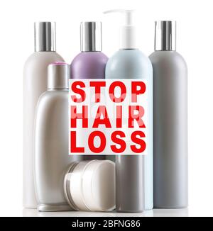Texte ARRÊTER LA PERTE DE CHEVEUX et l'ensemble de produits cosmétiques sur fond blanc Banque D'Images