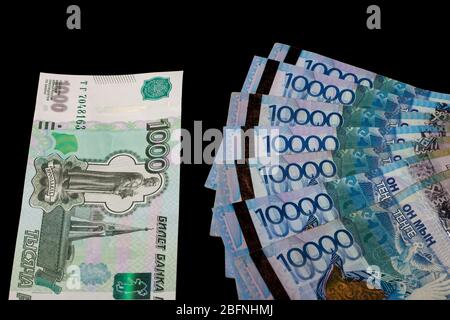 Tenge, Kazakhstan et rouble russe. Taux de change. Banque, économie mondiale, crise, finance. Taux en dollars. Billets de différents pays. Eurasien Banque D'Images