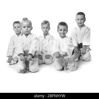 Petits enfants dans les kimonos sur fond blanc Banque D'Images