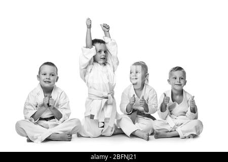 Petits enfants dans les kimonos sur fond blanc Banque D'Images