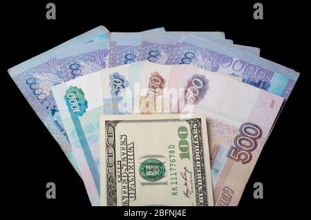 Tenge du Kazakhstan, roubles russes, dollar américain. Change de devises, relations internationales. Taux en dollars. Billets de différents pays Banque D'Images