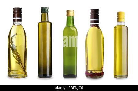 Bouteilles avec différentes huiles d'olive sur fond blanc Banque D'Images