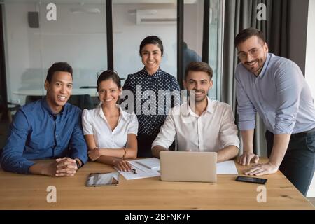 Des membres d'équipe multiethniques ont photographié au bureau Banque D'Images