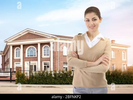 Portrait de l'enseignant et de l'école en arrière-plan Banque D'Images