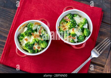 Deux pots de brocoli et de fromage cuits Banque D'Images