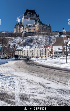 Château Frontenac à Québec en hiver. Vue depuis la rivière. Beaucoup de neige Banque D'Images