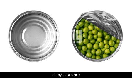 Boîtes vides et ouvertes en étain avec petits pois sur fond blanc Banque D'Images