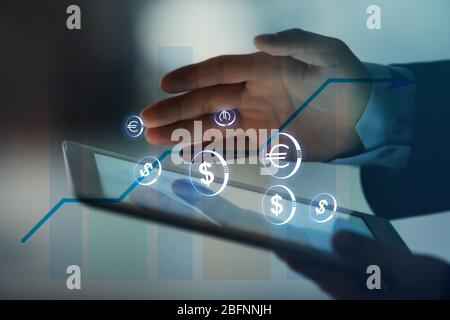 Courtier en bourse travaillant avec une tablette, gros plan. Concept de commerce financier Banque D'Images