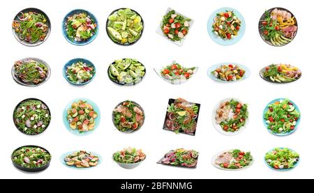 Ensemble de différentes salades savoureuses sur fond blanc Banque D'Images