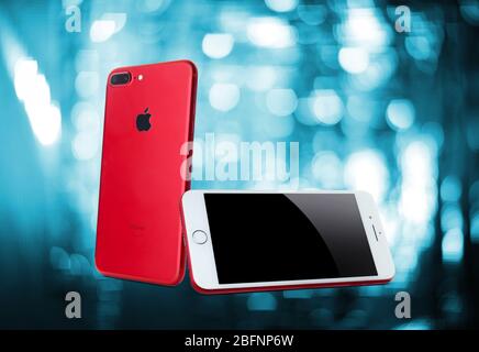 KIEV, UKRAINE - 24 NOVEMBRE 2017 : vues de face et de face de Red iPhone 7 plus avec écran vide sur fond flou Banque D'Images