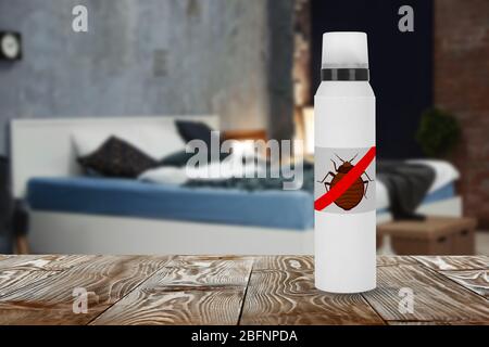 Bouteille de détergent anti-bug sur table dans la chambre Banque D'Images