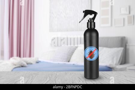Bouteille de détergent anti-bug sur table dans la chambre Banque D'Images
