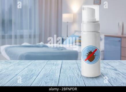 Bouteille de détergent anti-bug sur table dans la chambre Banque D'Images