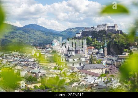 Superbe vue panoramique du paysage de la ville de Salzbourg en été Banque D'Images