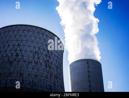 Grande fumée toxique qui vient d'une cheminée industrielle. Banque D'Images