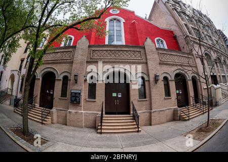 L'église catholique de Saint-Columba fermée à Chelsea le dimanche de Pâques, le 12 avril 2020. En raison de la mise en œuvre de l'os social distancing l'archidiocèse de New York a fermé des églises et conduit des services de dimanche de Pâques en ligne. (© Richard B. Levine) Banque D'Images