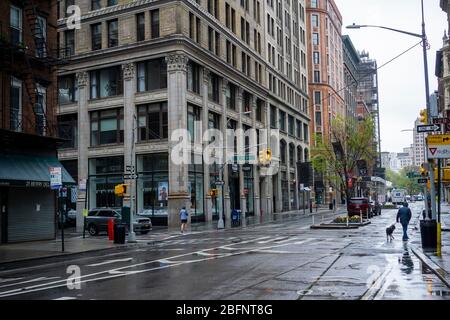 Vider Broadway dans le quartier de Flatiron à New York le samedi 18 avril 2020, durant la pandémie de COVID-19. (© Richard B. Levine) Banque D'Images