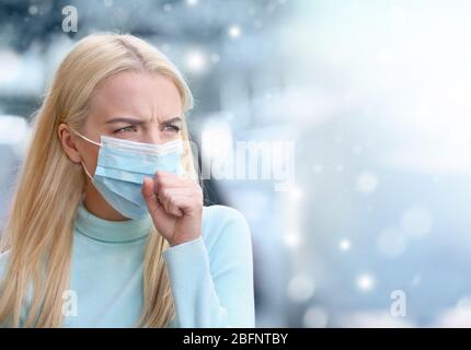 Femme malade portant un masque facial en hiver, en plein air Banque D'Images