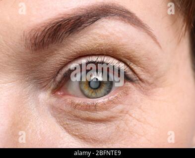 Concept de cataracte. Œil de femme senior, gros plan Banque D'Images