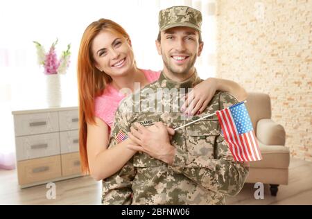 Un soldat heureux avec sa femme à la maison Banque D'Images
