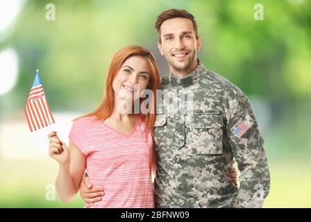 Un soldat heureux avec sa femme, en plein air Banque D'Images