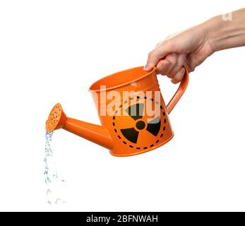 Concept de pollution environnementale. Femme qui verse de l'eau toxique du CAN sur fond blanc Banque D'Images