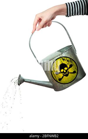 Concept de pollution environnementale. Femme qui verse de l'eau toxique du CAN sur fond blanc Banque D'Images