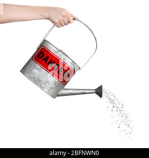 Concept de pollution environnementale. Femme qui verse de l'eau toxique du CAN sur fond blanc Banque D'Images