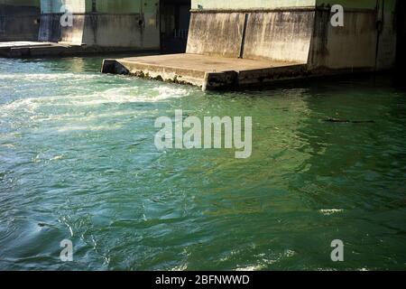 Barrage hydroélectrique construit par l'homme à Dravograd, Slovénie Banque D'Images